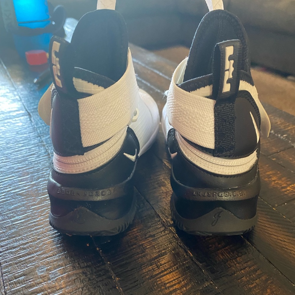 *NEW Nike LeBron James boy Shoes